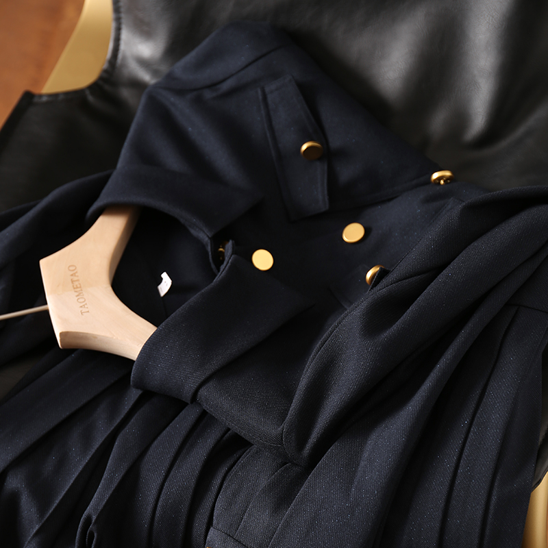 优雅入骨，秋季女神裙！英式复古铜扣高腰工装风衣金丝百褶连衣裙