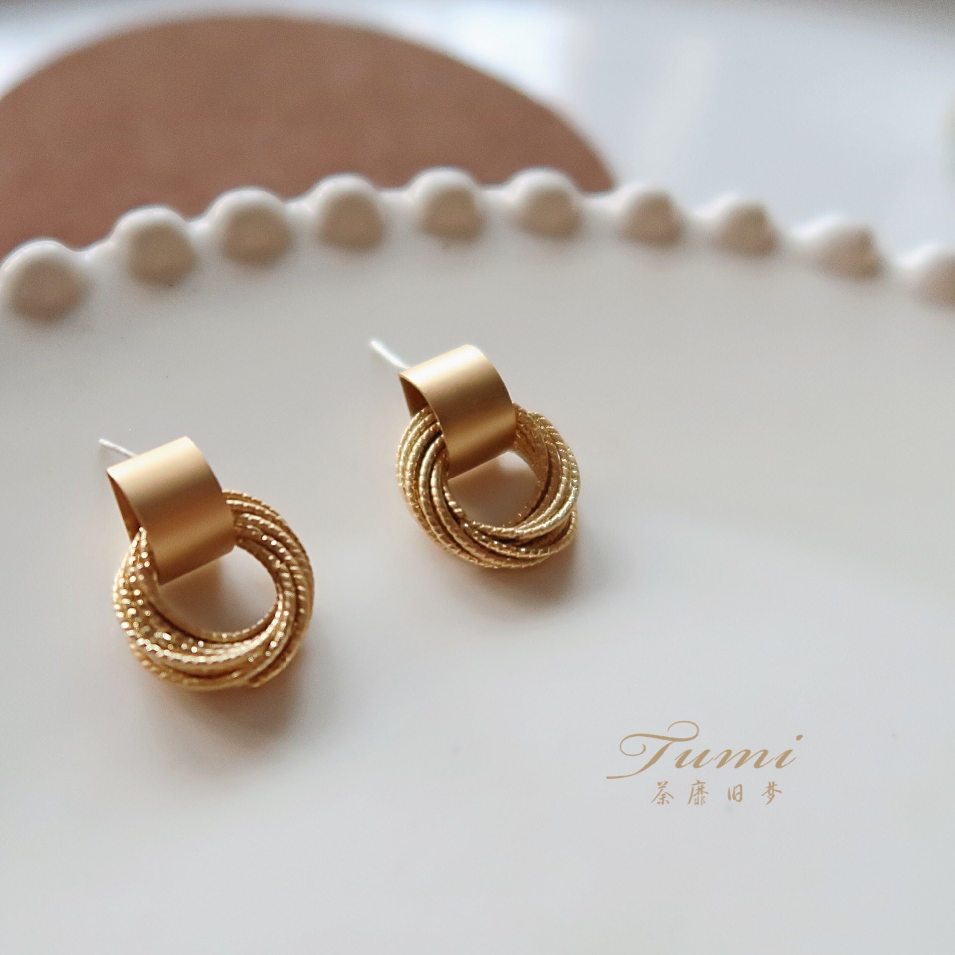 荼蘼旧梦欧美美极几何镂空缠绕小款哑光金色耳环