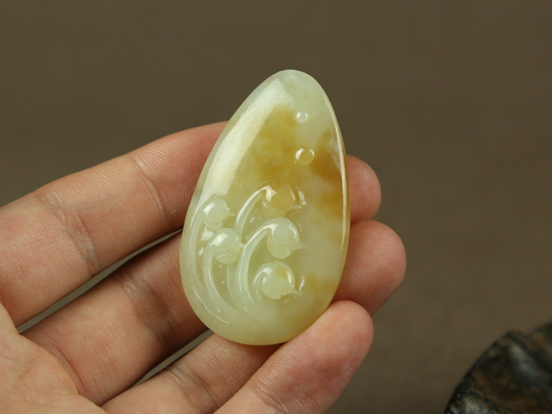 吊坠尚品美格天然和田东北黄白老玉糖料雕刻豆芽颈饰