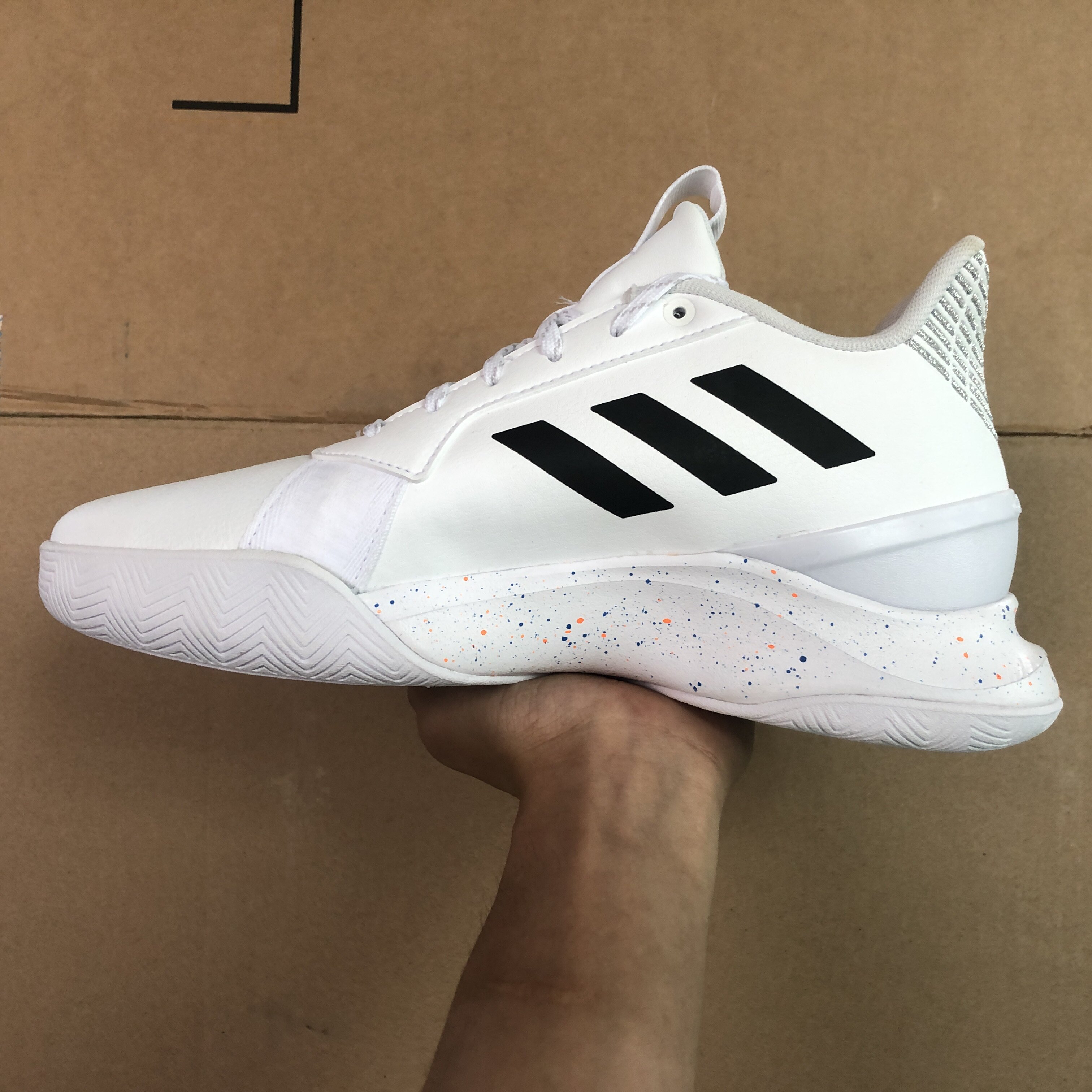 adidas阿迪达斯runthegame男子低帮缓震透气运动篮球球鞋篮球鞋