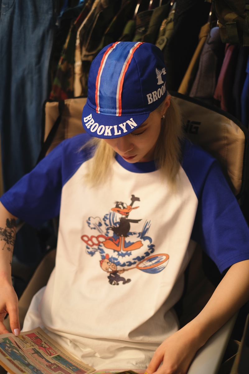 达菲鸭和猪小弟无缝桶织滚领斜肩拼接蓝色弧形下摆短袖情侣装男女