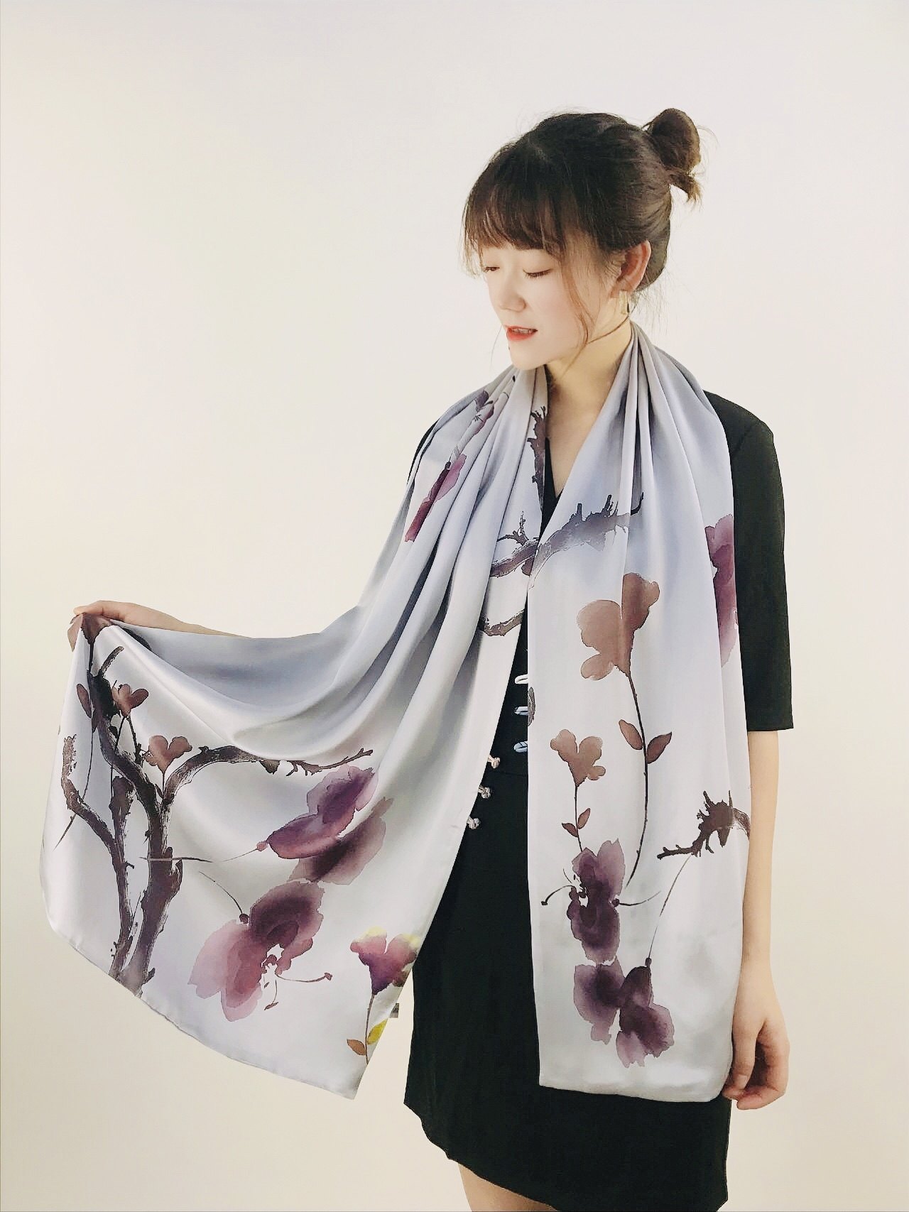 烟霞绸艺冬季蚕丝百搭花卉盘扣披肩双层真丝印花围巾