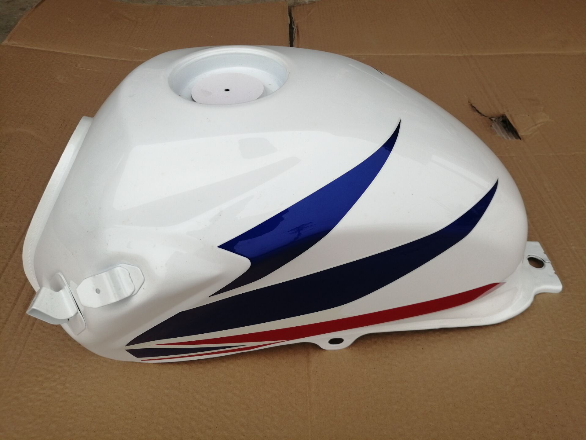 适用新大洲本田战神sdh150f油箱三色版油箱