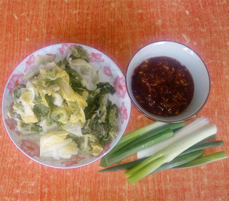 东北冻白菜黑龙江在冰天雪地里自然冻的大白菜趴了颗子嫩绿蘸酱菜