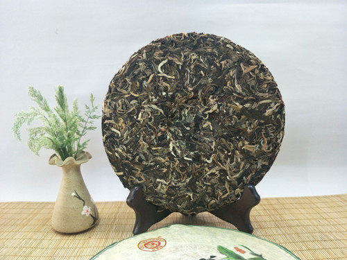 2011年兴源树昌南糯白毫357克乔木大树芽青饼云普洱