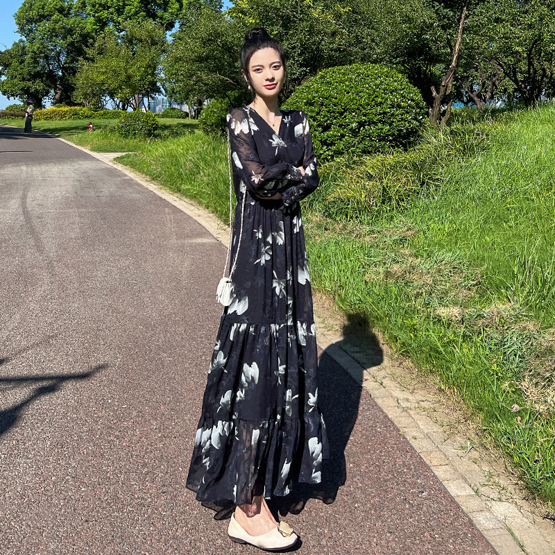 黑色碎花连衣裙女秋季2022新款法式气质收腰显瘦高级感绝美长裙子