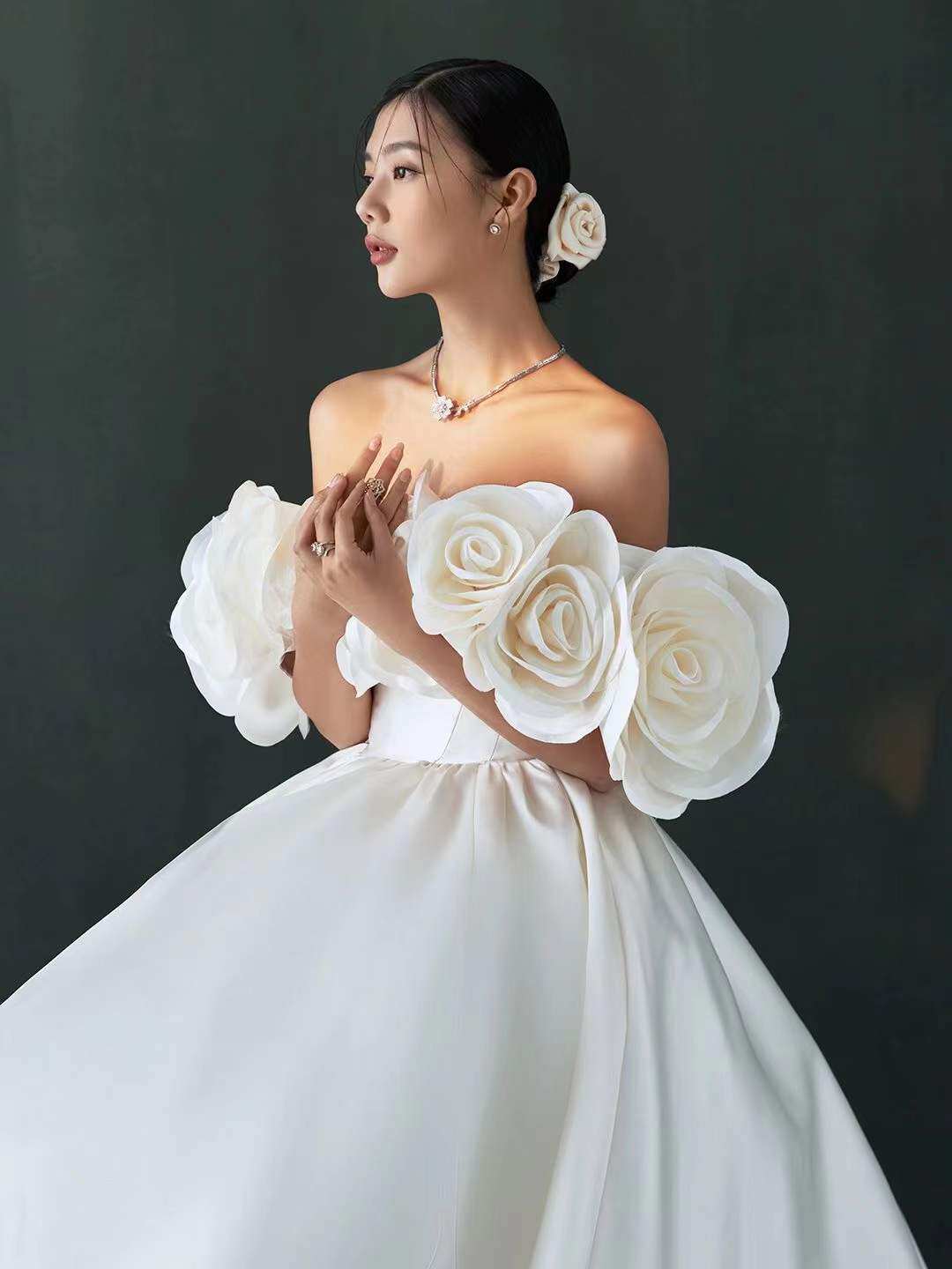 新款影楼主题婚纱白色一字肩缎花朵写真轻奢婚纱