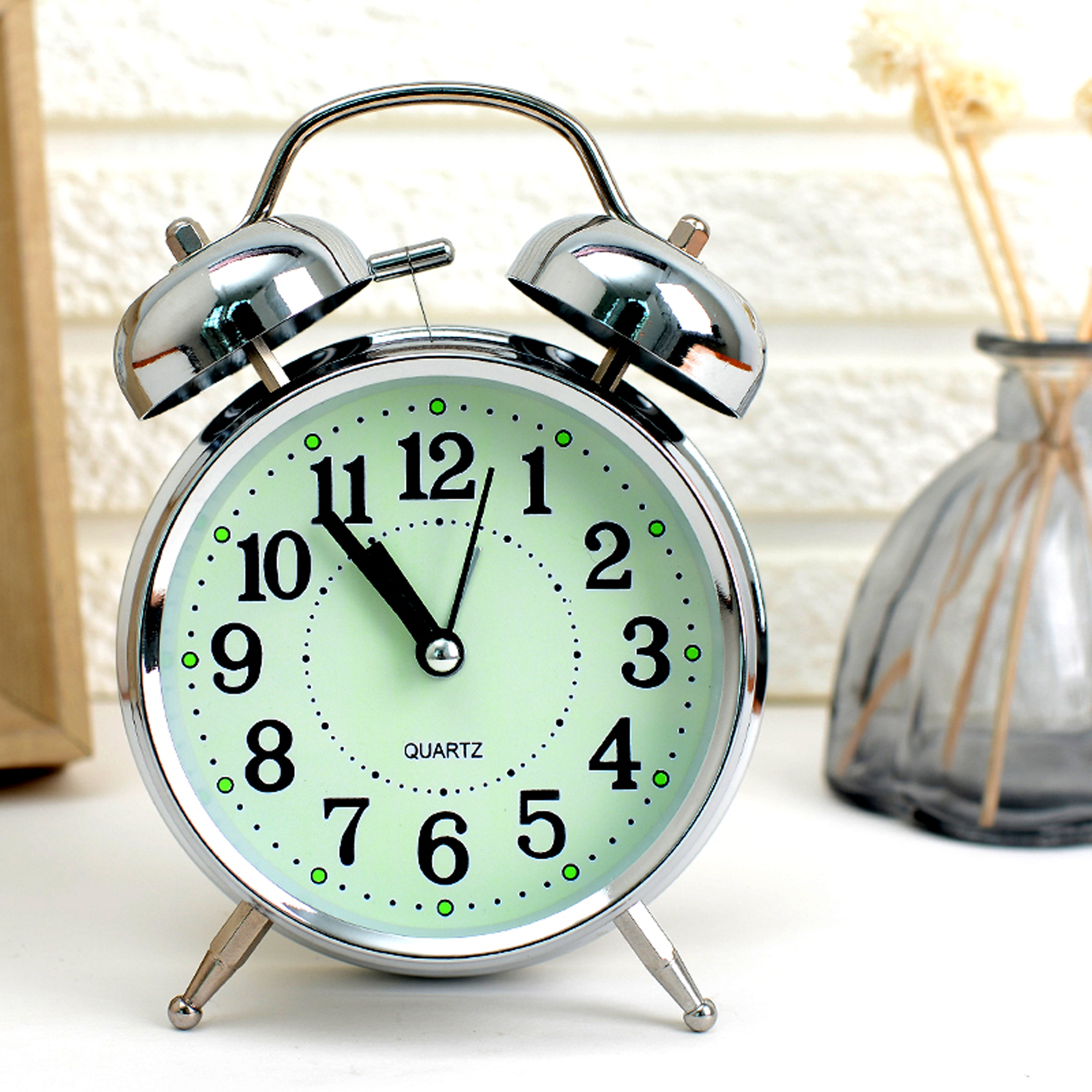 起床困难户超大声音简约闹钟学生闹铃创意懒人变态超响静音床头钟