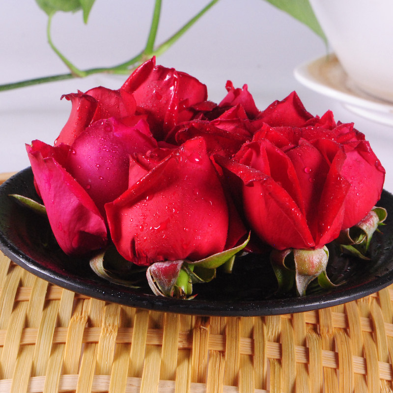 云南新鲜可食用玫瑰红玫瑰花冠花瓣花苞花骨朵可做食用玫瑰