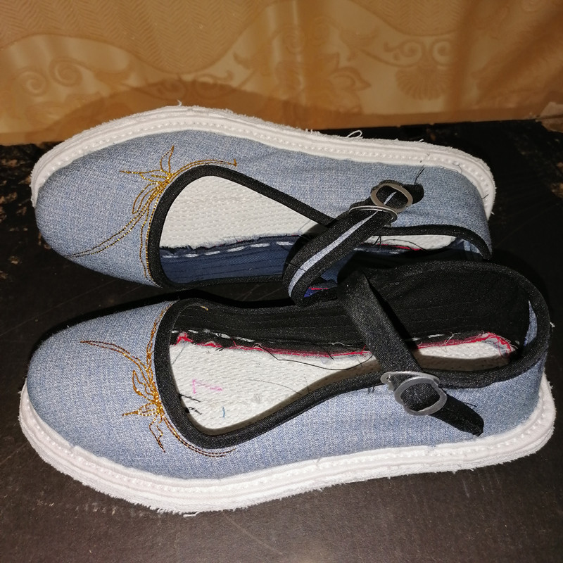 云南绣花老北京布鞋手工千层透气方口一字扣带平底传统布鞋