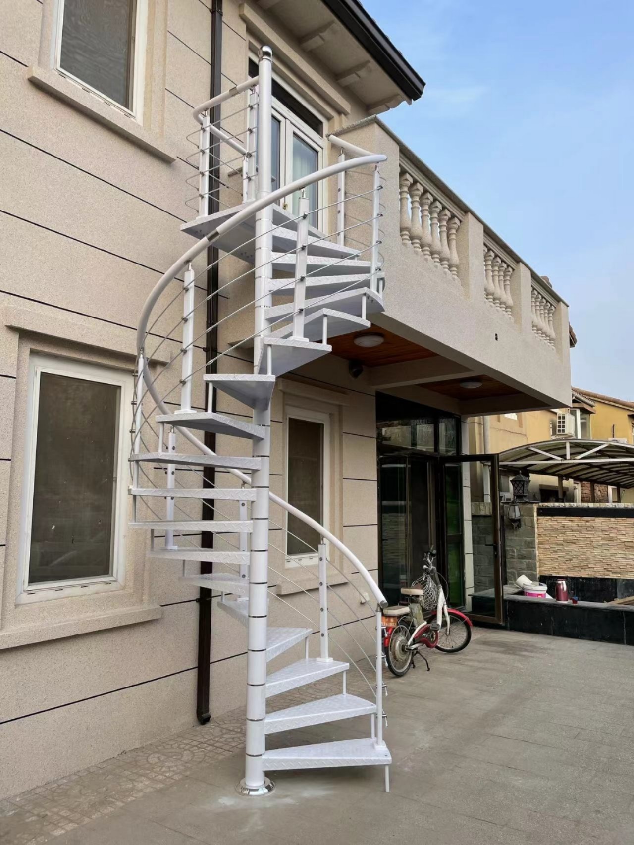 室外旋转楼梯户外阁楼复试整体消防防滑不生锈楼梯直楼梯