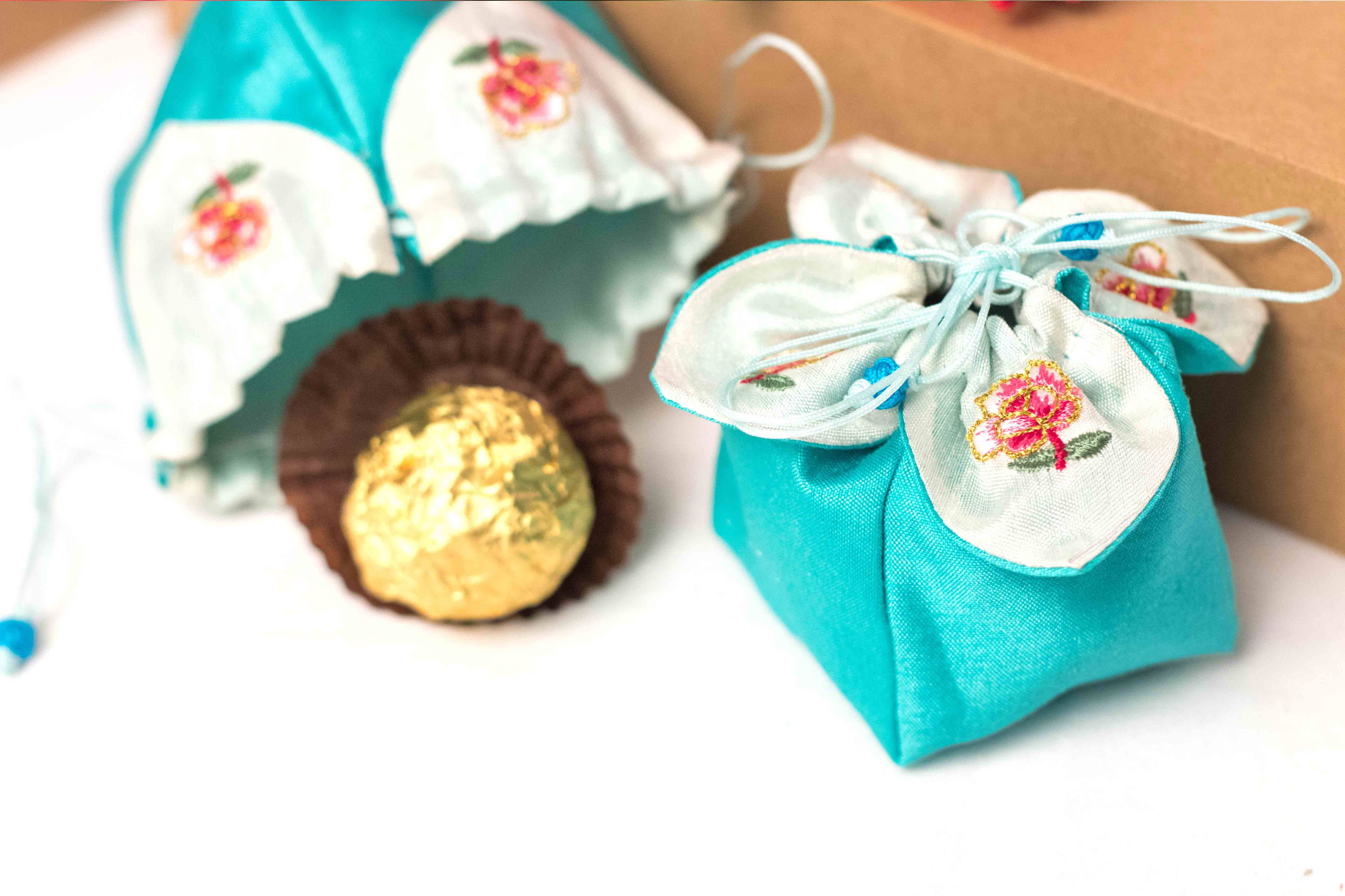 热卖订制新中式复古喜茶布袋元宝包绣花喜糖袋子创意喜蜜糖盒红色