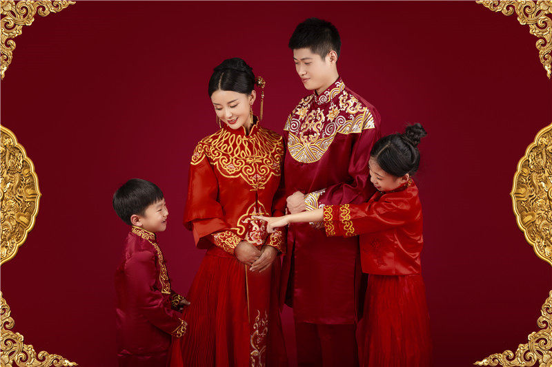 红色古风一家4口亲子装影楼工作室新款展会正版套装