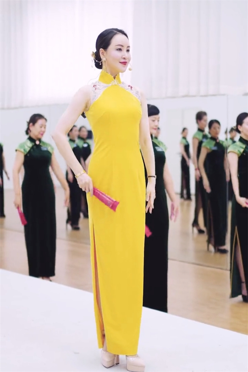 抖音毛宇琳形体礼仪同款春夏季新女潮流气质时尚修身显瘦黄色旗袍