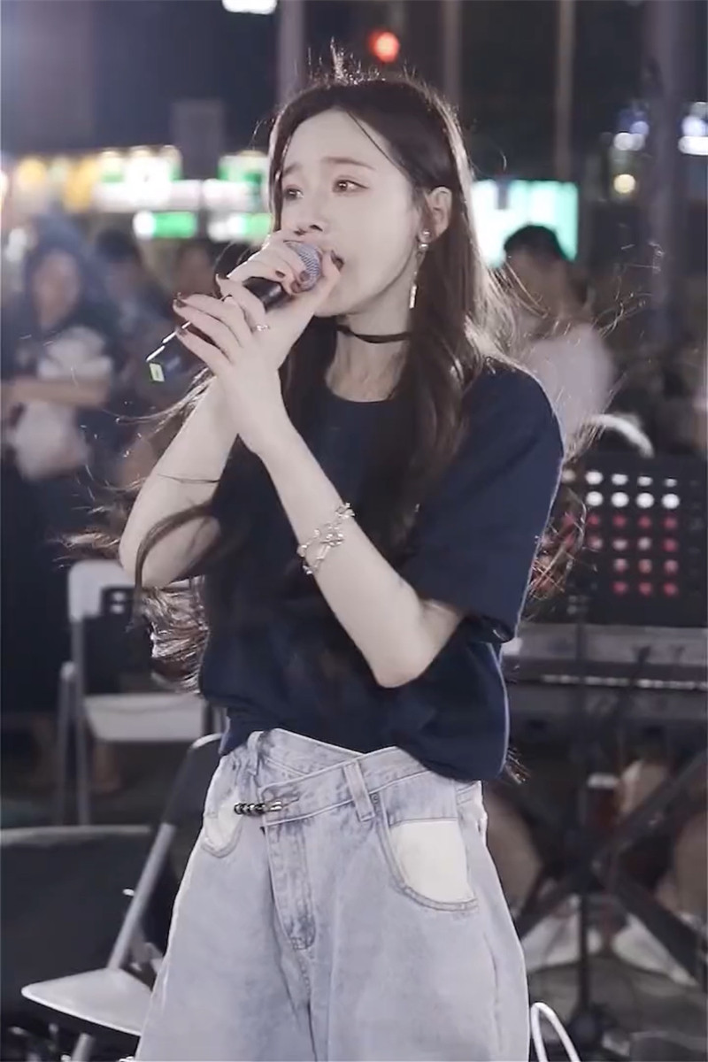 快手抖音戴羽彤路演来迟同款浅蓝破洞牛仔裤春夏时尚套装