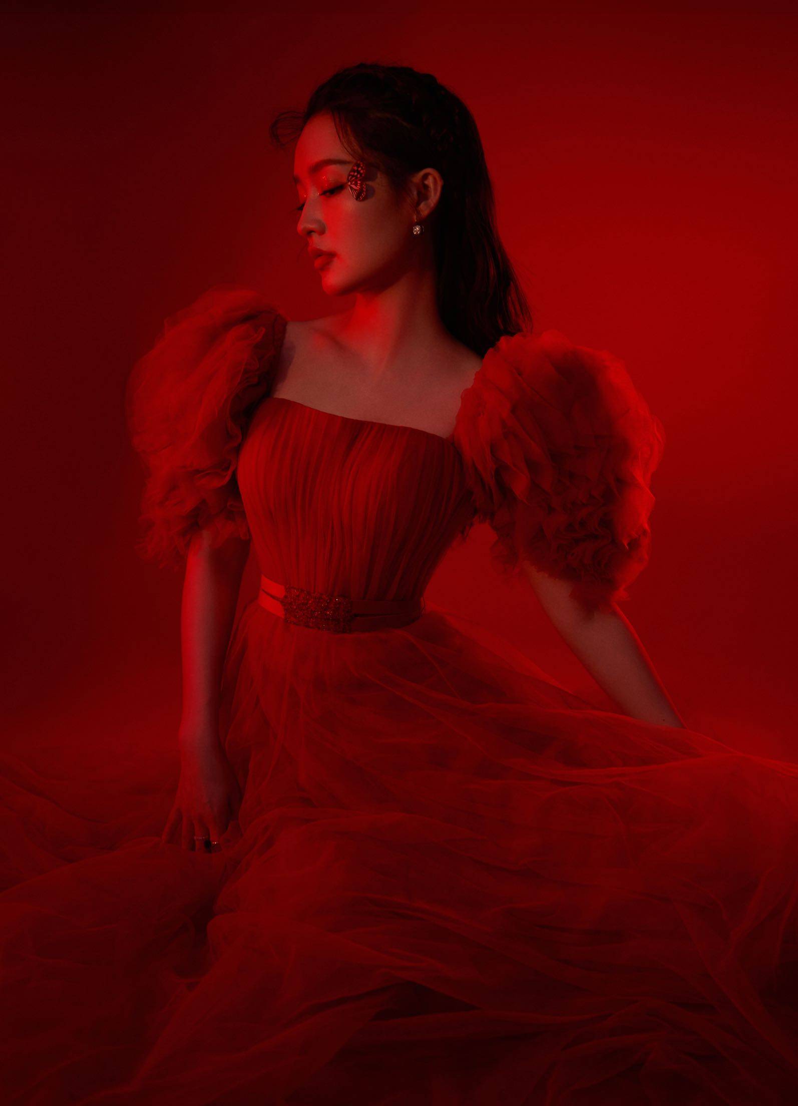 2021春晚李沁同红色雪纺连衣裙花苞褶皱设计新娘连衣裙