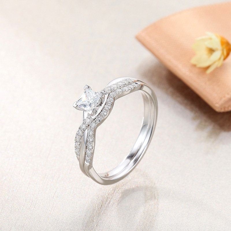 潮宏基公主方钻钻石戒指女戒钻戒定制裸钻求婚手饰