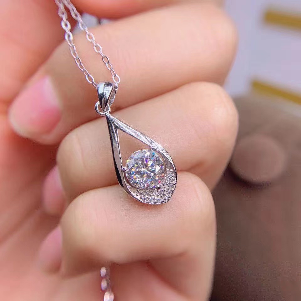 项链pt950新款锁骨吊坠水滴50分三爪铂金石项链颈饰