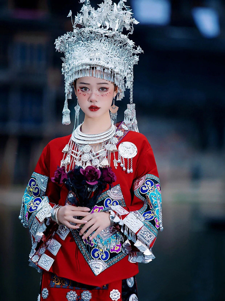 土家族服装苗族服饰凤凰头饰项圈苗寨盛装歌手民族服装