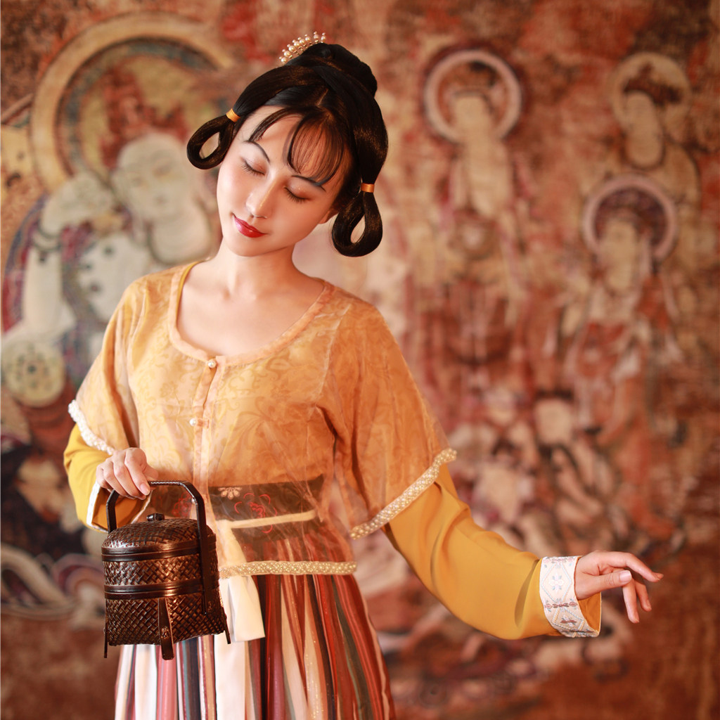 娥眉雪【一斛珠】唐风坦领袒领珍珠钉珠绣花齐腰裙(现货)