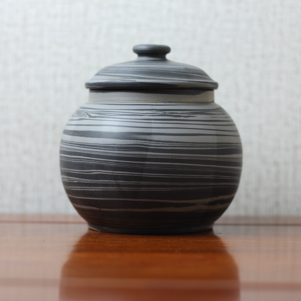 云南建水紫陶手工绞泥元阳梯田茶叶罐存醒两用茶叶罐