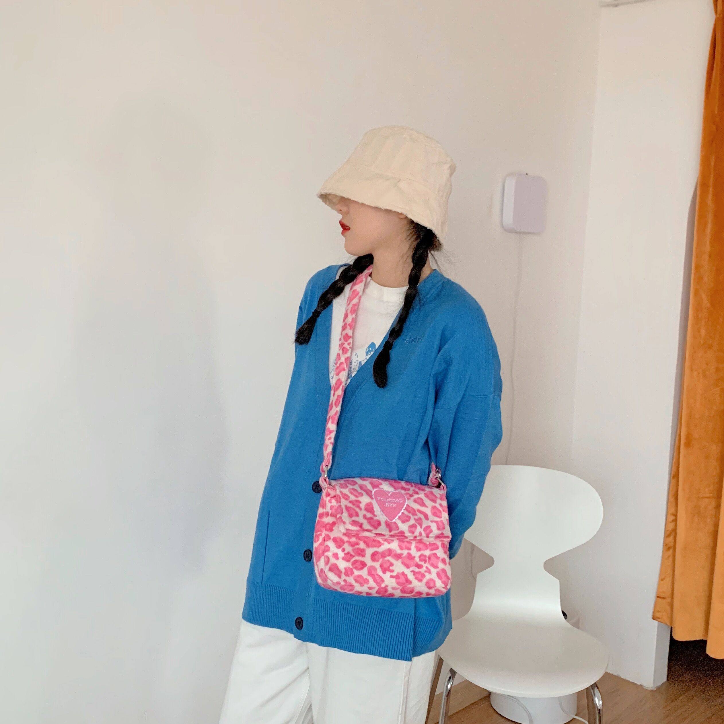 泰国小众设计bkk毛绒腋下包女时尚复古豹纹通用款女包