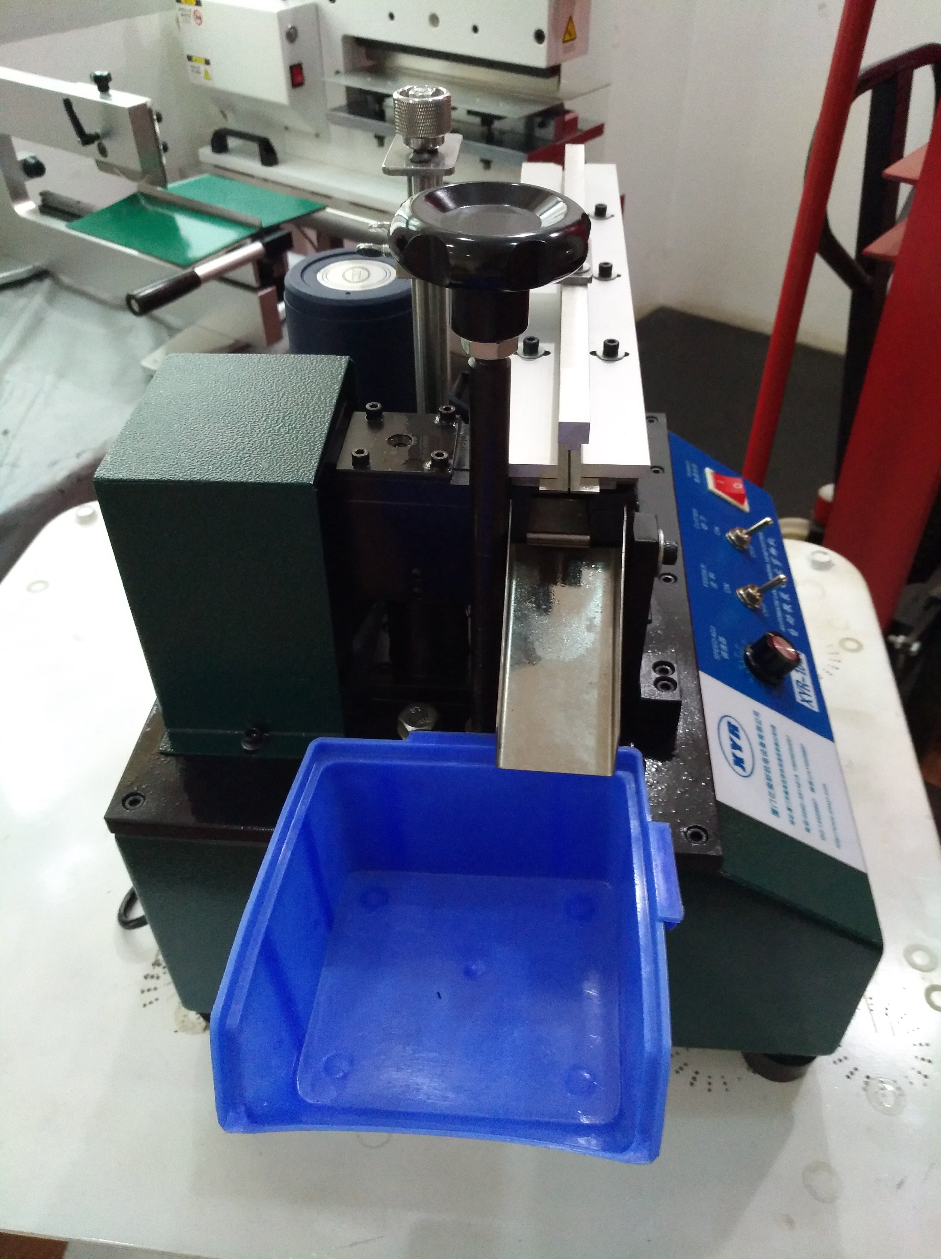 散装电容剪脚机单边元件切脚机led灯切脚机mos管剪脚机