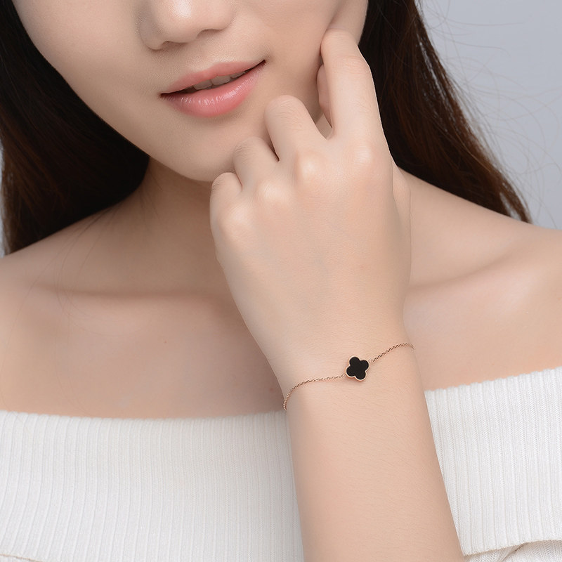 中银金行18k金手链彩金手链女四叶草手链18k黑玛瑙白贝石钻石项链