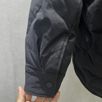 ດູໃບໄມ້ລົ່ນແລະລະດູຫນາວ 2023 ຄົນອັບເດດ: ຍີ່ຫໍ້ໃຫມ່ສີດໍາ Embroidered ຄົນອັບເດດ: ຄົນອັບເດດ: Lapel ນ້ໍາຫນັກເບົາ Workwear Lapel ລົງ Jacket ຜູ້ຊາຍ Jacket