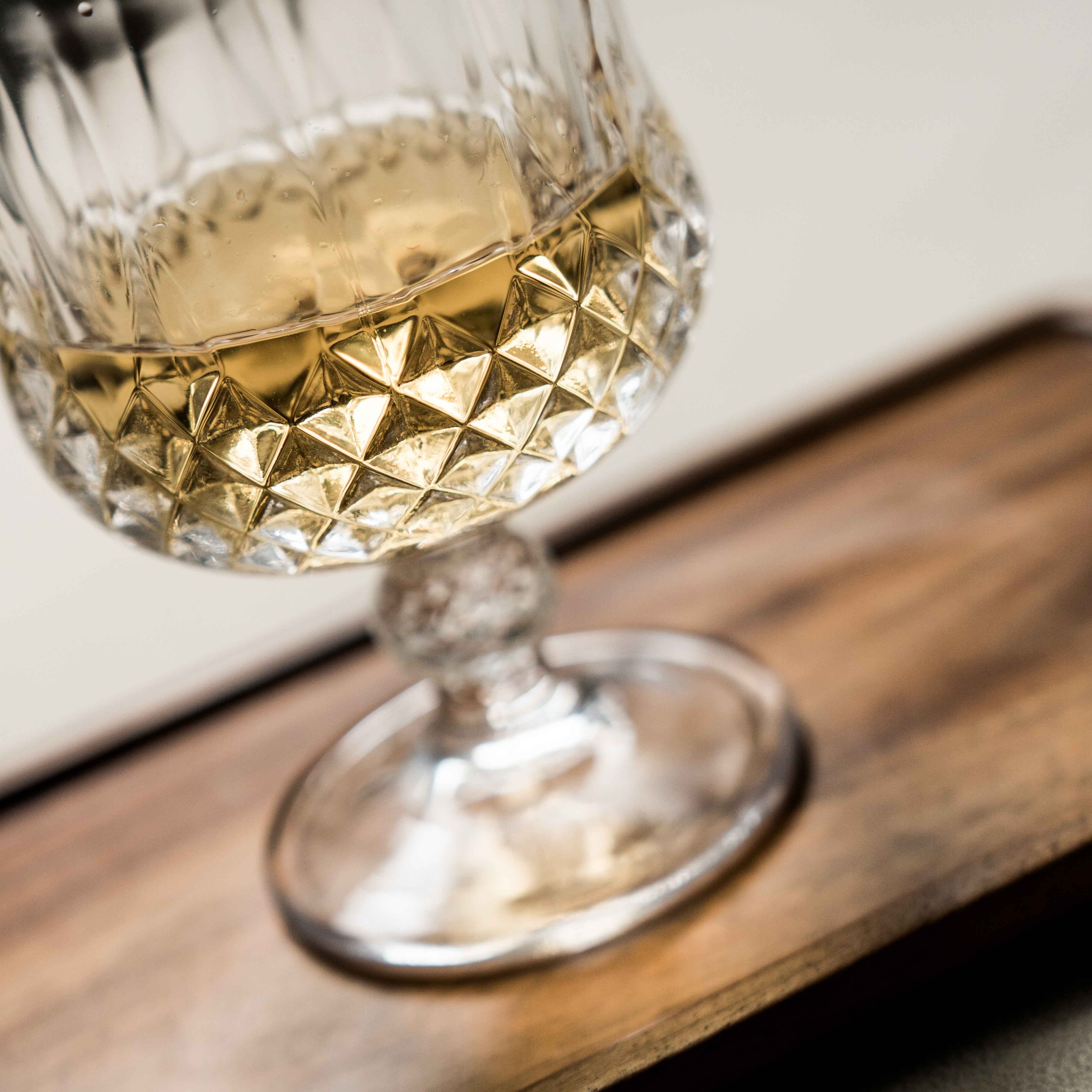 在灯光下折射的光线不要太好看晶钻高脚杯威士忌酒杯红葡萄酒杯