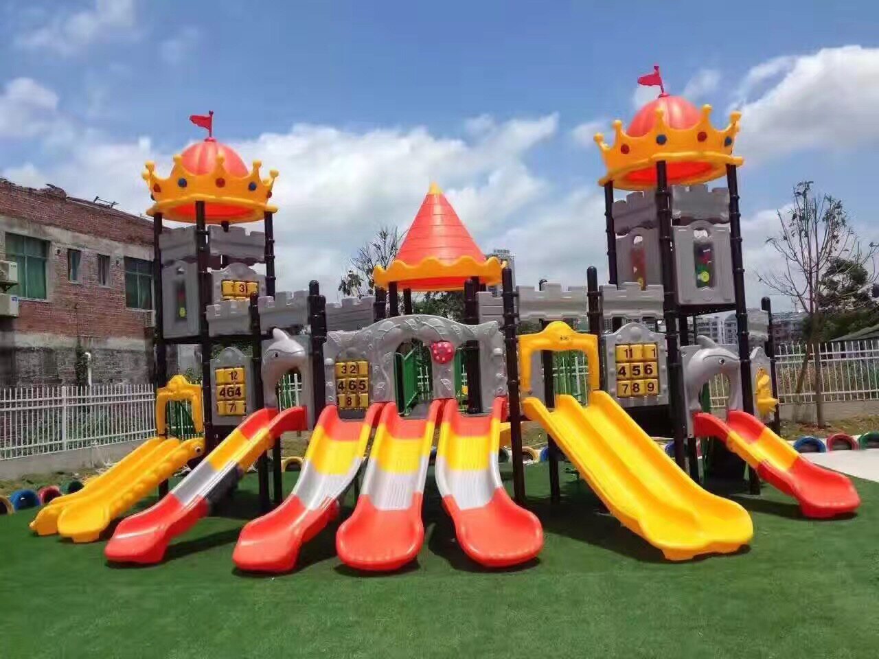 室外公寓大型游乐设备幼儿园城堡滑梯小区工程塑料玩具户外滑滑梯