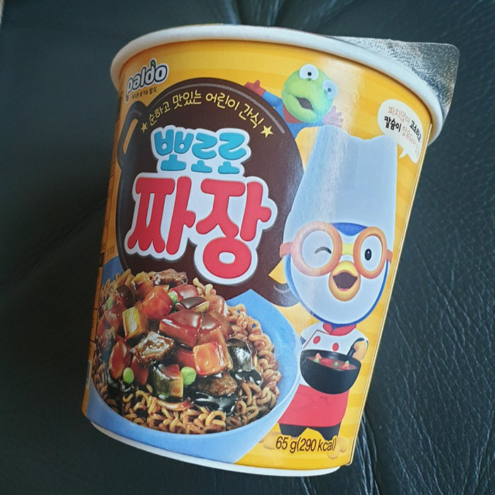 马树奇趣方便面八道啵乐乐小企鹅儿童炸酱65g桶装冲泡方便面