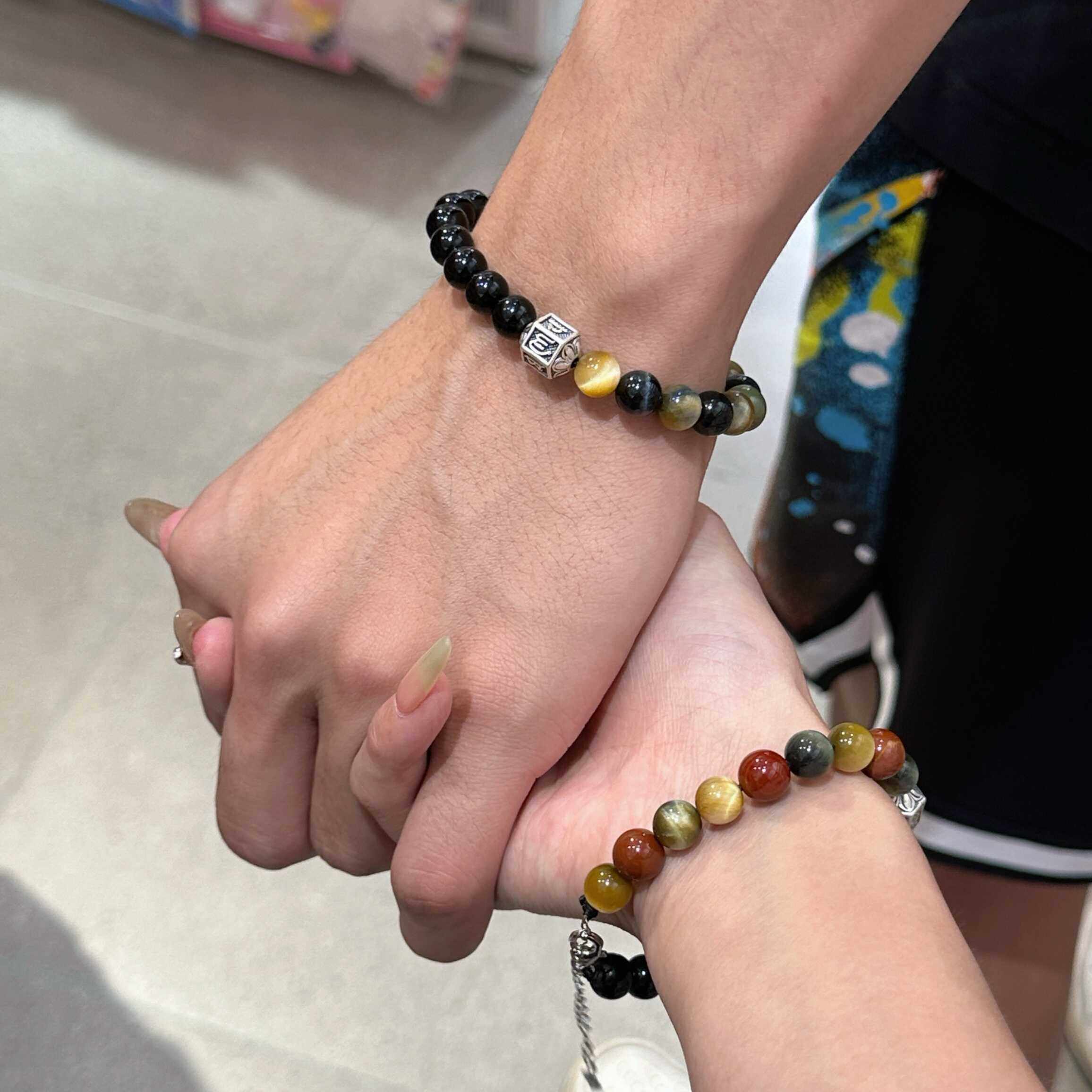 市面上的情侣手链很多,但要找到一款既有设计感又不失内涵的却不容易