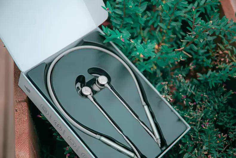 edifier漫步者w300bt无线蓝牙耳机入耳式磁跑步运动耳麦蓝牙耳机