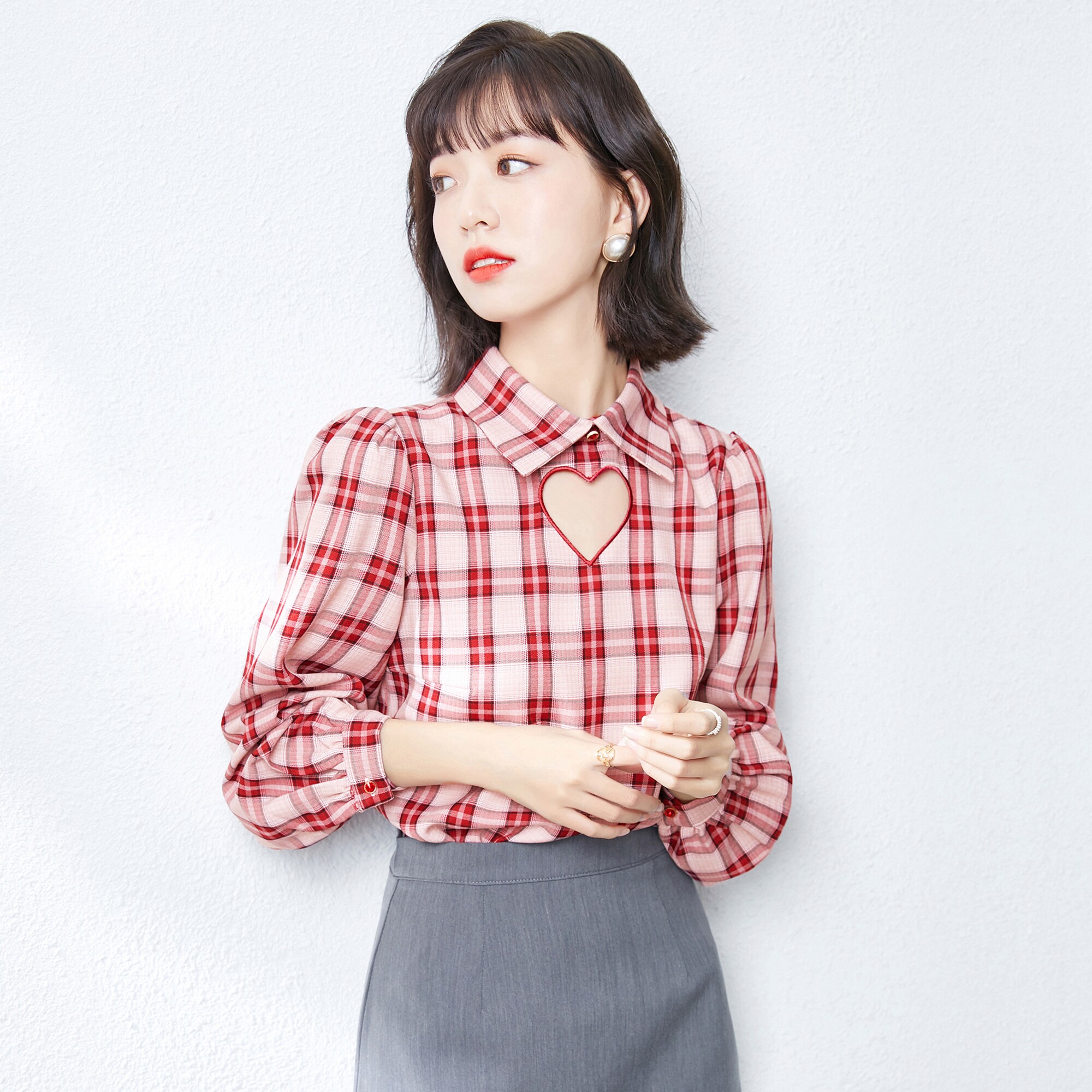 格子衬衫女2021春秋新款法式复古镂空爱心衬衣休闲港味长袖上衣潮
