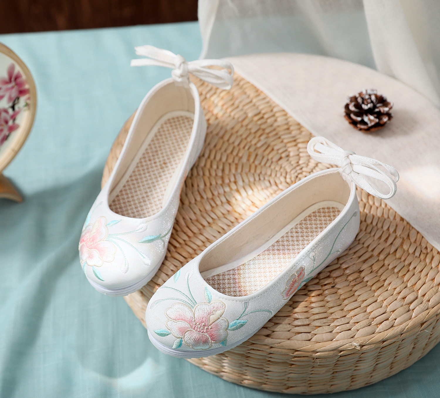 原创汉服布鞋2019新品千层底布鞋古风绣花鞋绑带女鞋学生平底白鞋