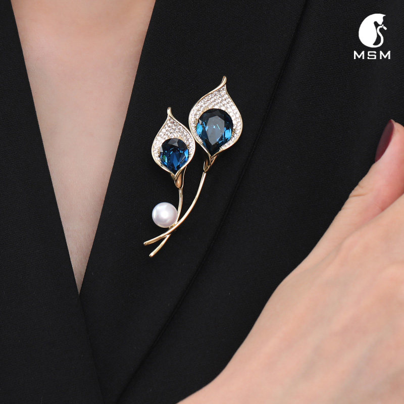 陌上猫轻奢淡水珍珠百合花卉优雅胸针大牌胸花时尚别针外套配饰品