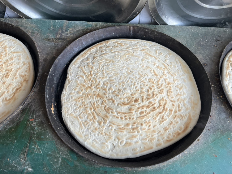 蒙阴锅饼山东大锅盔沂蒙特产临沂老面锅饼泡白面中式糕点