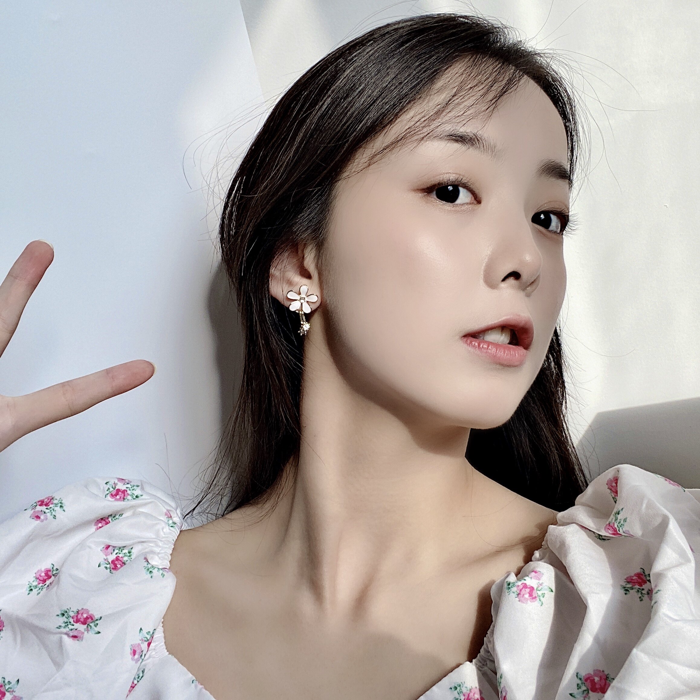 s925银韩国气质简约白色滴油花朵可动淑女甜美可爱清新耳环耳钉