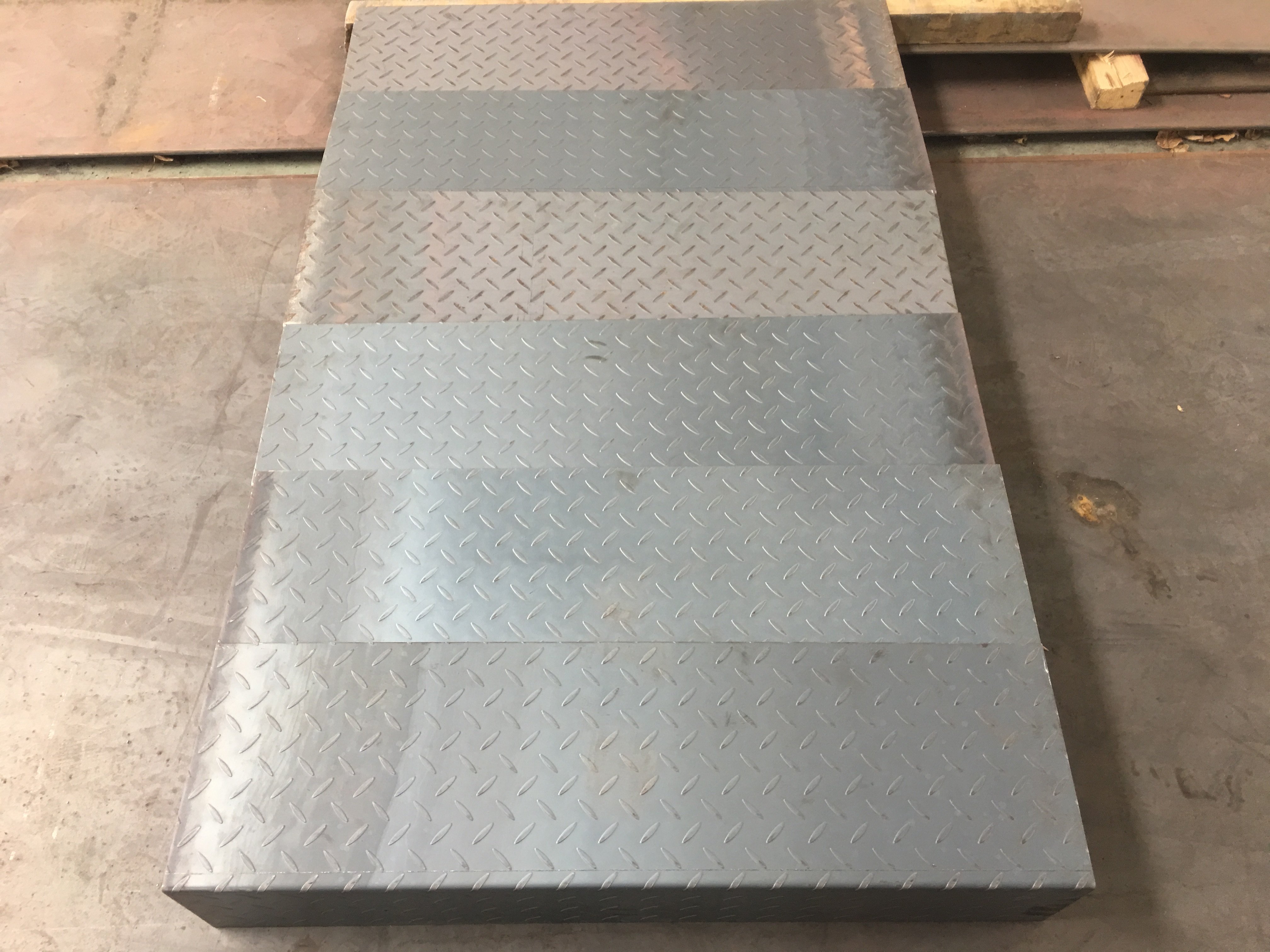 福得利q235z形花纹楼梯踏步板防滑u型钢铁板l形踏步平台板斜坡垫-mc母