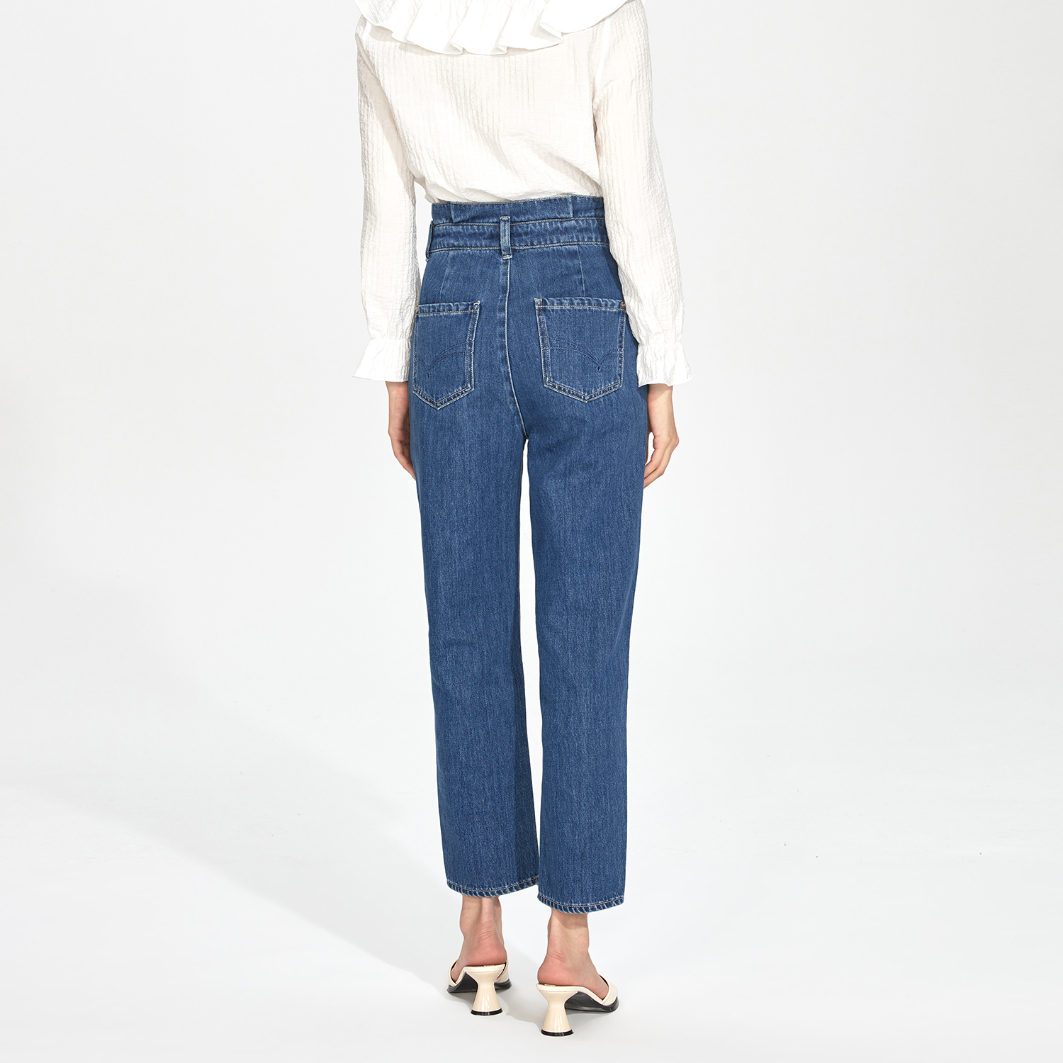 爱居春季新款女装裤子金属装饰腰头宽松舒适牛仔裤