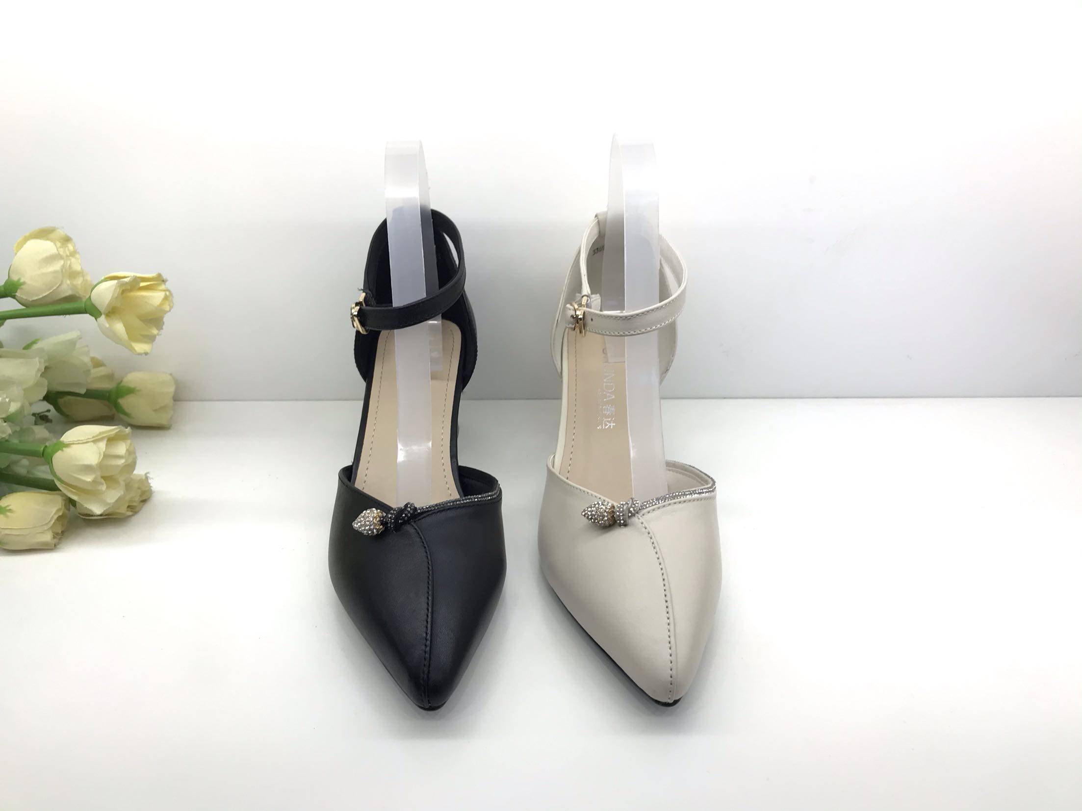 春达女鞋2020新款单鞋女真皮尖头百搭中跟一字时装凉鞋