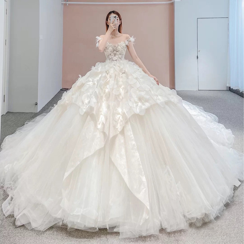 定制jk婚纱礼服新娘大拖尾花朵羽毛装饰裸色网纱婚纱