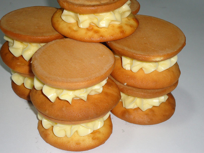 三明治奶油夹心娃娃头脸老式传统蛋糕糕点小时候西式糕点