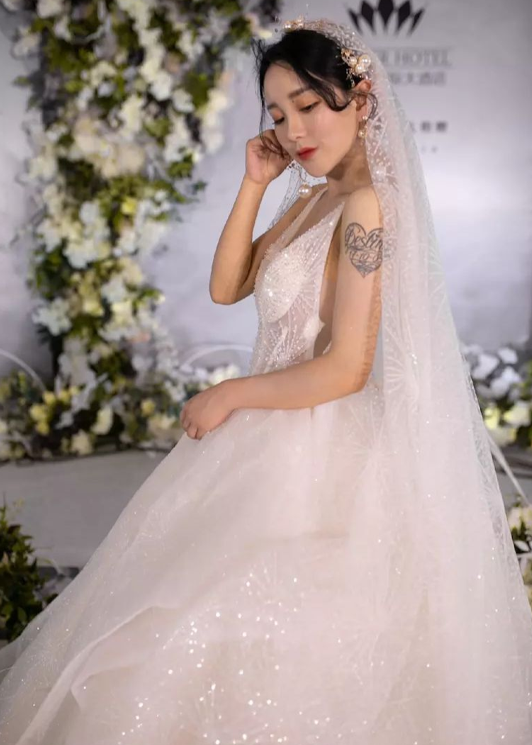 新款烟花抖音网红新娘头纱亮晶晶超长35米拖尾婚礼舞台头纱超闪