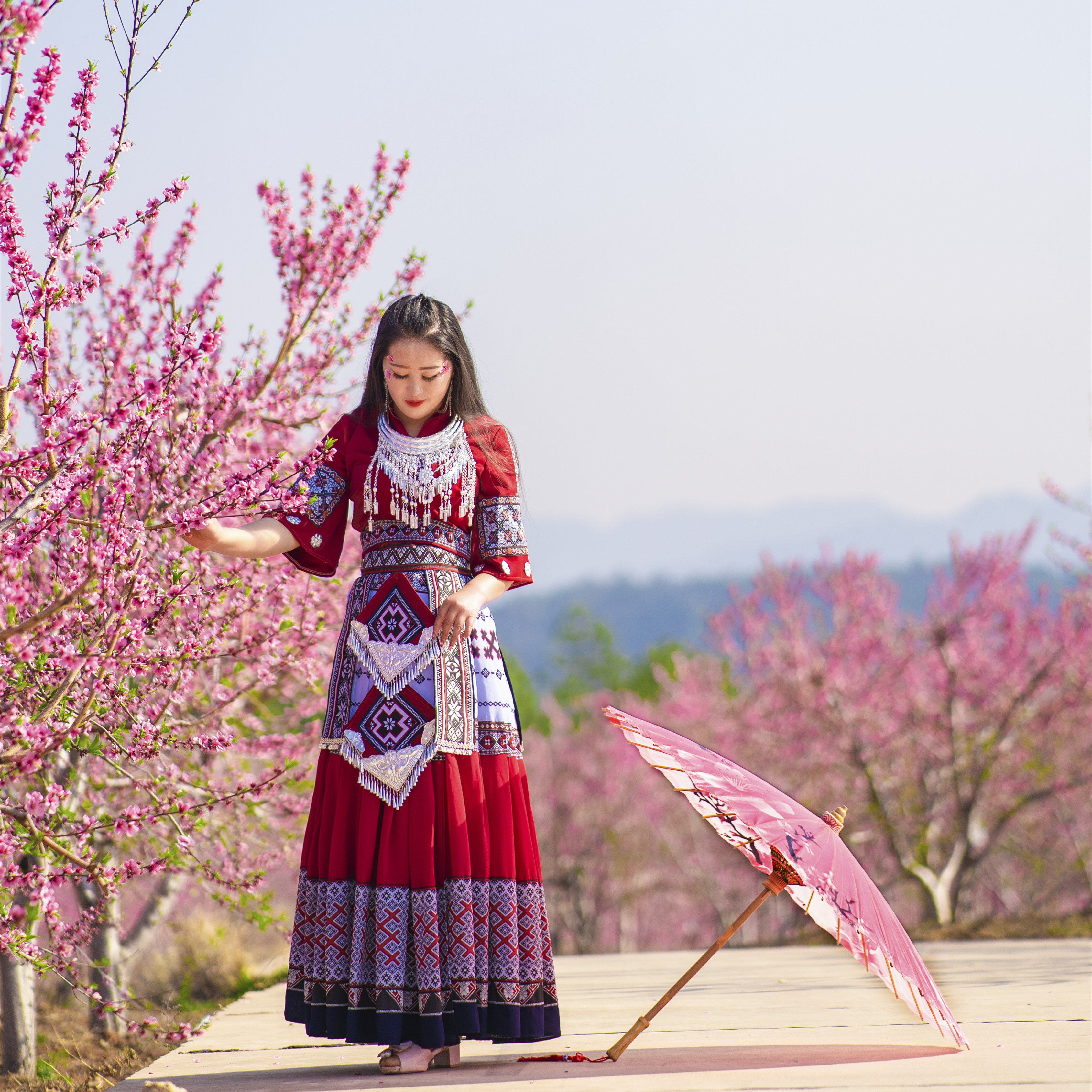 拉朵原创设计阿卯服装贵州云南少数民族红色新款民族服装