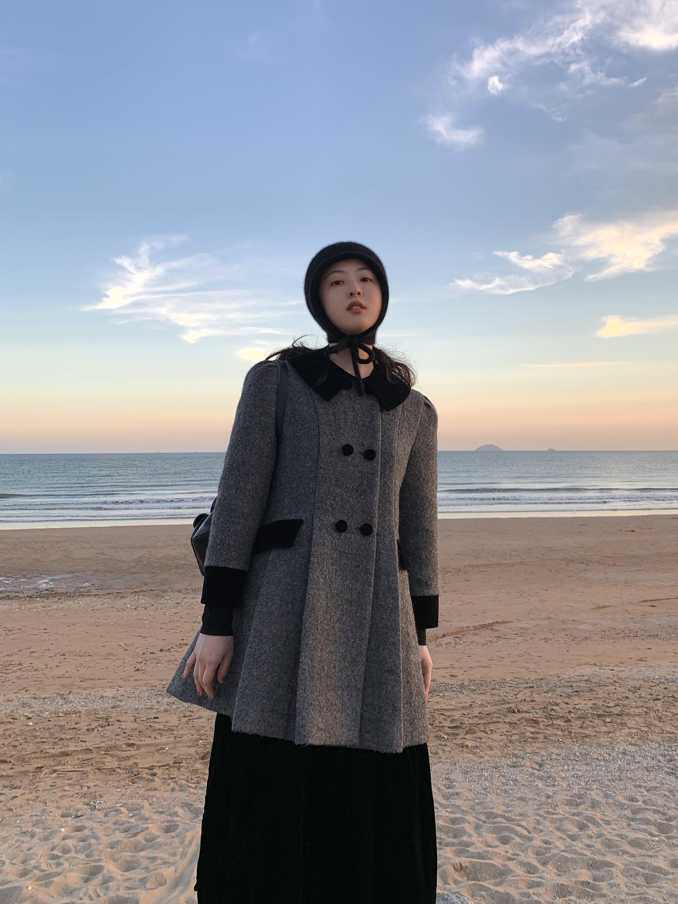 胡斑toohot/1212 00:00am  显瘦拉长比例!后背蝴蝶结双排扣大衣