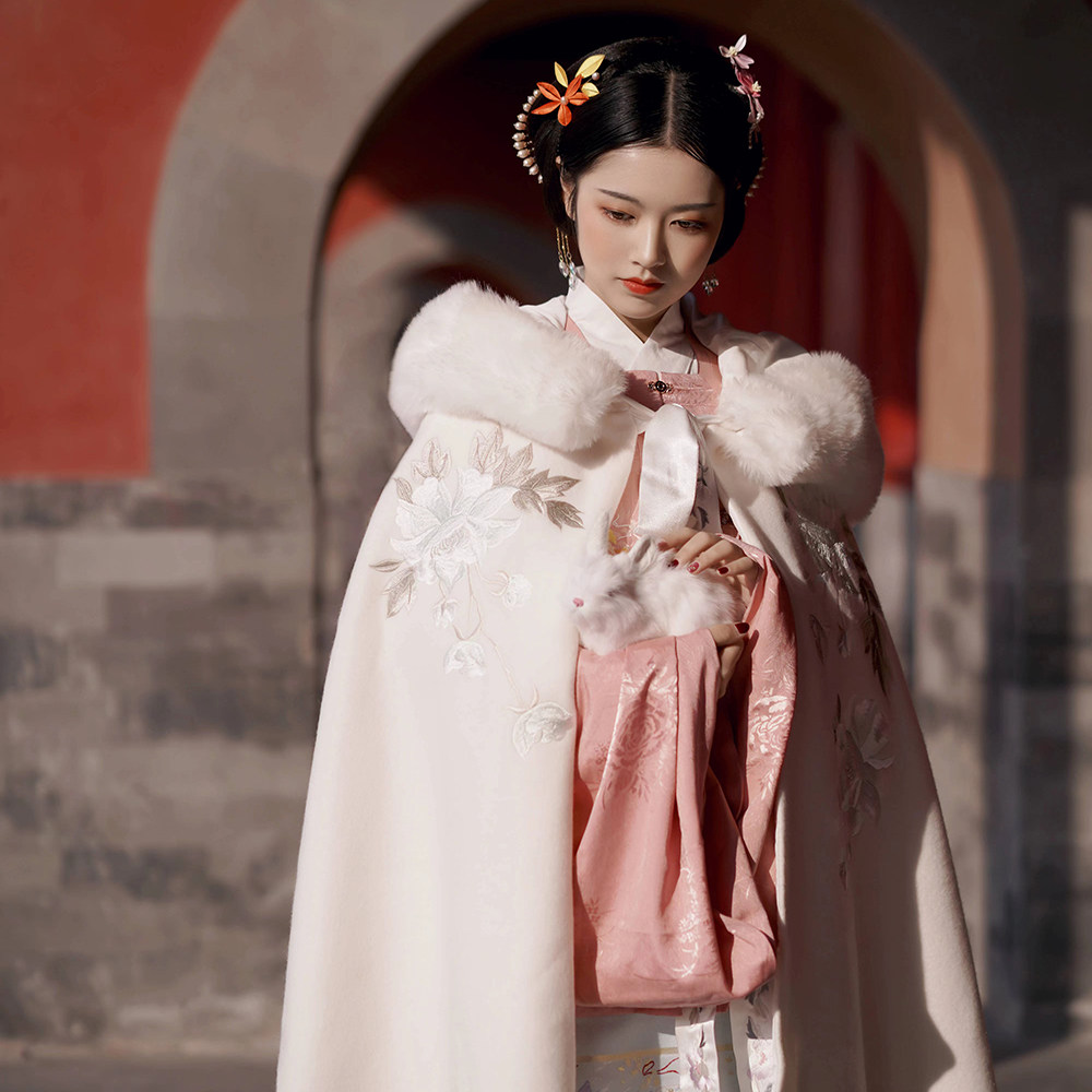 斗篷汉服女冬季款明拜年新年战衣跨年过年战袍汉服