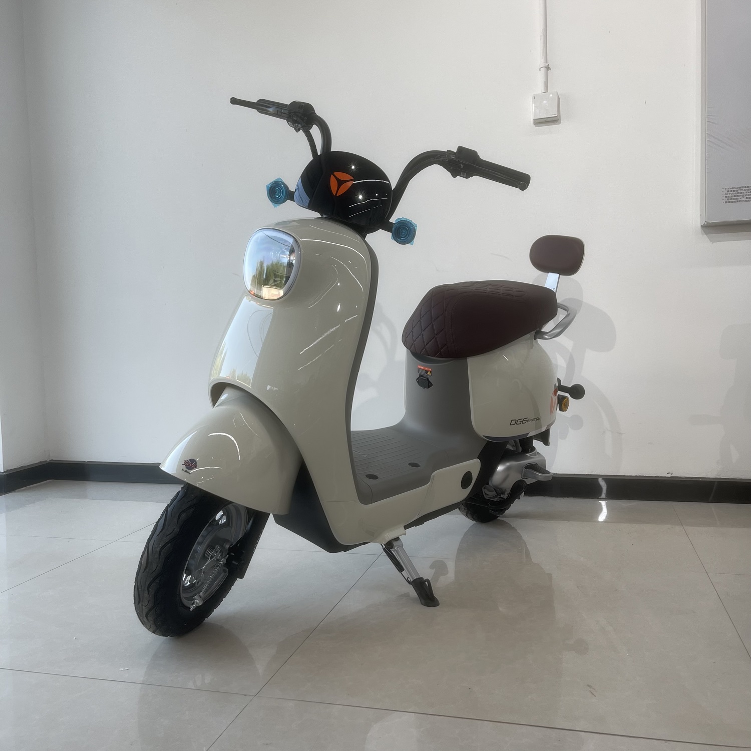 雅迪电动车dg6新国标电动车大电池长续航支持蓝牙控车时尚电动车