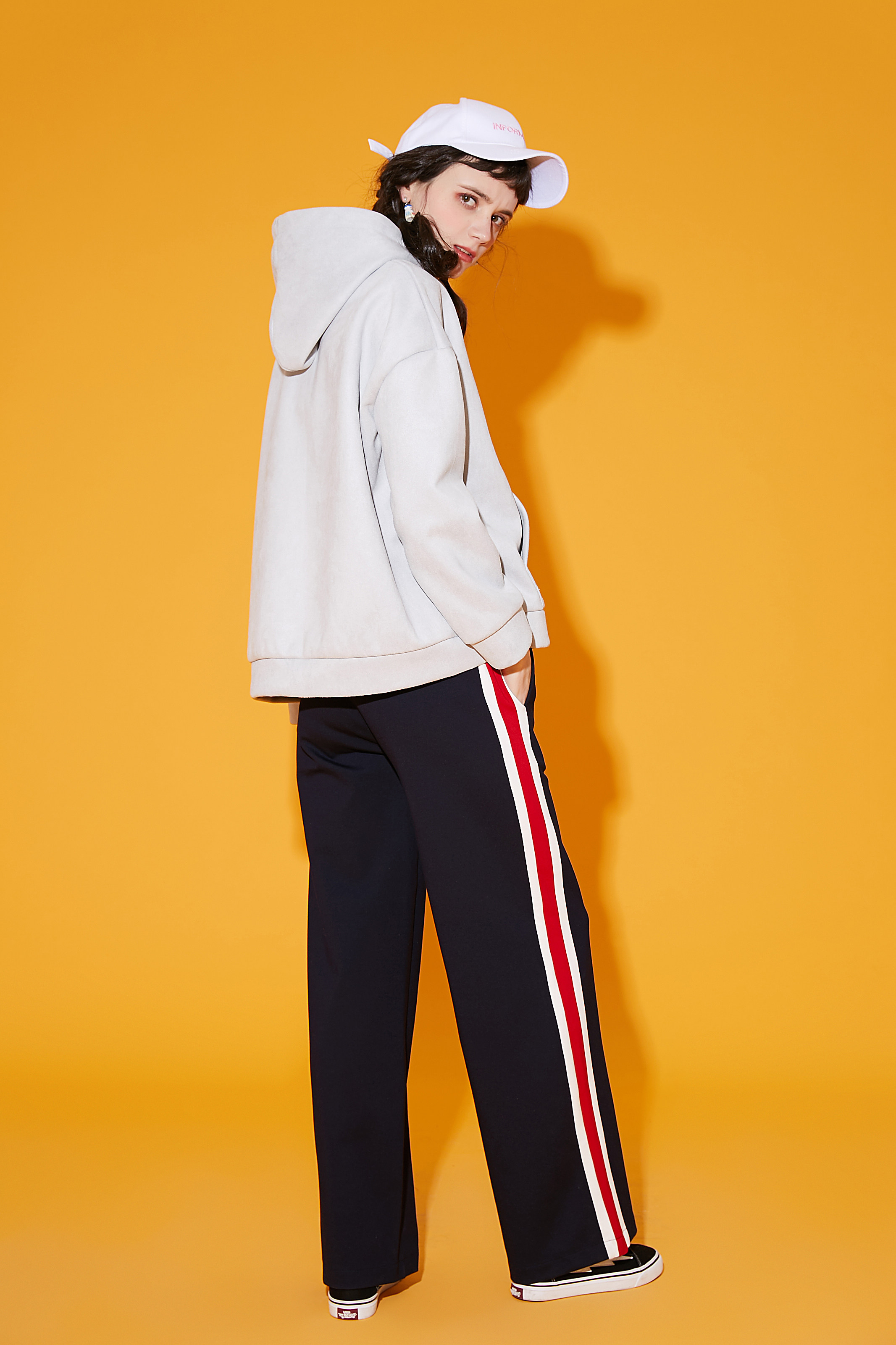 wd核桃小鸭宽松卫衣可爱学生2021春夏新款短款女连帽卫衣